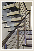 Лестница больцевая на центральном металлическом косоуре. Комбинированное ограждение из нержавеющей стали и дерева..