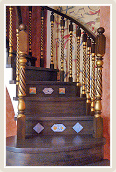 Лестница деревянная с забежными ступенями и классическим ограждением